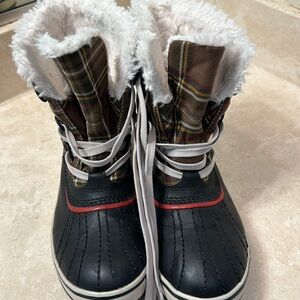 Sorel boots - please note crease wear pin pics.
